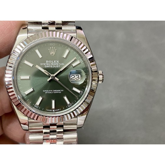 (1) Exclusive custom 3235 integrated movement, with a genuine power reserve of up to 72 hours and excellent stability! Even if you don't know much about wristwatches, just hand them once