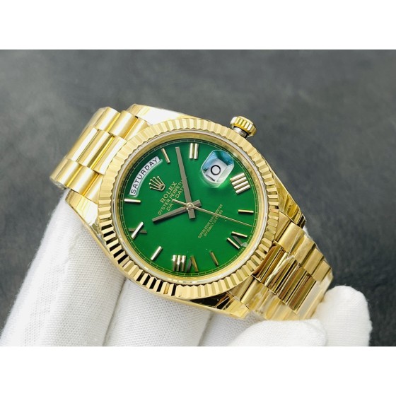 Rolex Datejust 40MM, wonderful details:
1 ️ ️ dial in 18ct gold set with diamonds at 6 and 9 o 'clock