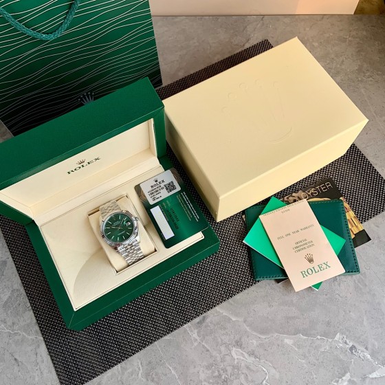 The latest edition of Rolex Datejust is now on sale!! The Rolex "Datejust" is a paragon of classic watches, excelling in both functionality and aesthetic style