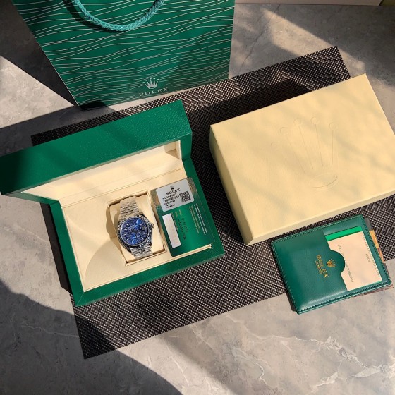 The Rolex "Datejust" is a paragon of classic watches. Whether in terms of functionality or aesthetic style, it remains ever fresh. This wristwatch was introduced in 1945 and is now in the world