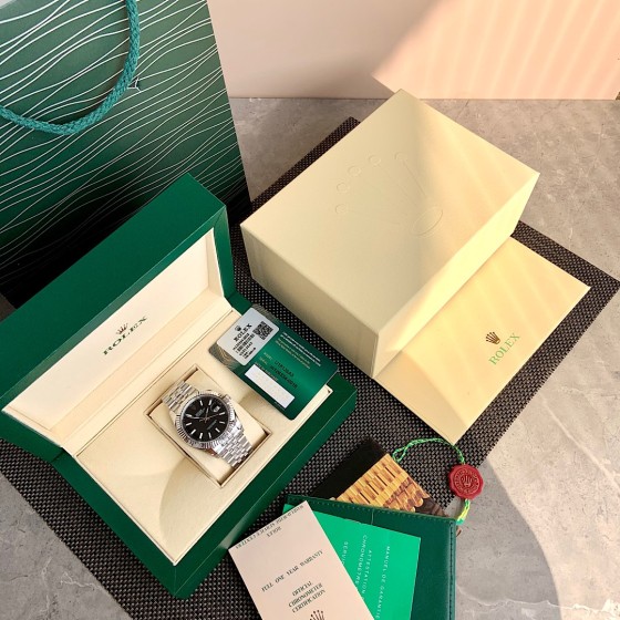 The Rolex "Datejust" is a paragon of classic watches. Whether in terms of functionality or aesthetic style, it remains ever fresh. This wristwatch was introduced in 1945 and is now in the world