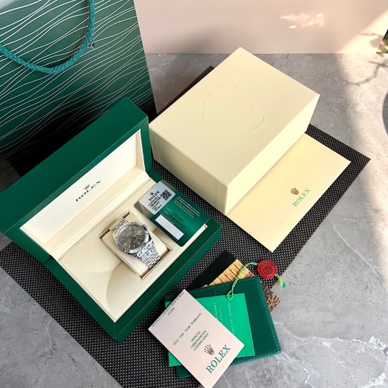 The Rolex "Datejust" is a paragon of classic watches. Whether in terms of functionality or aesthetic style, it remains ever fresh. This wristwatch was introduced in 1945 and is now in the world