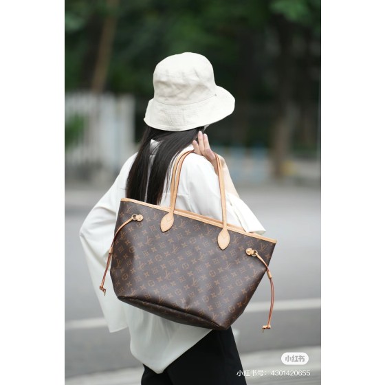 Rolex Daytona

Rolex's best-selling classic Daytona series automatic mechanical movement
The case material of the 40mm watch is made of 9