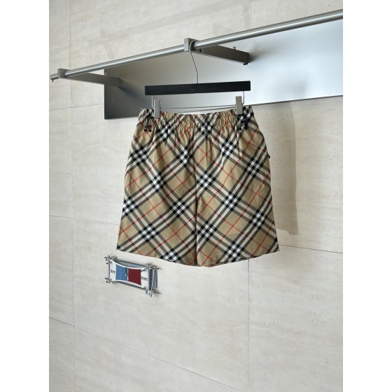 Burberry R */ Burberry classic checkered elastic waist equestrian patchwork shorts

The fabric is made of fine-spun twill nylon Burberry