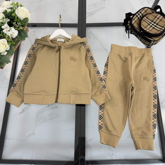 Burberry, high-end children's clothing, boys' and girls' sets, pure cotton fabric, side check pattern design of the top, comfortable and good-looking when worn, size