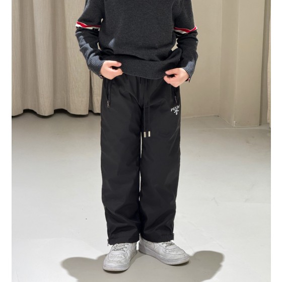 Prada, high-end children's clothing, boys' and girls' pants, recycled nylon thin cotton fabric, tech fabric, four zippers throughout the pants, classic logo print and metal three