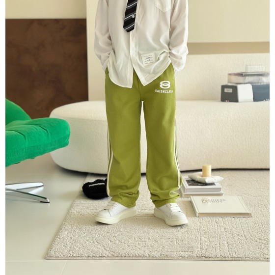 Parisian family, high-end children's clothing, men's and girls' long pants, three-bar color matching, classic sporty elements, three bars on both sides of the pants, logo printing process, and nail decoration