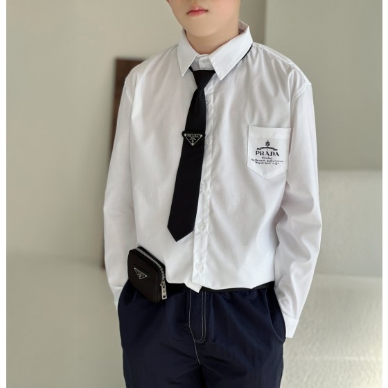Prada, high-end children's clothing, men's and girls' shirts, breaks the monotony with a false two-piece tie design, ingeniously blending the gentlemanly texture with the vitality of youth. The tie is detachable