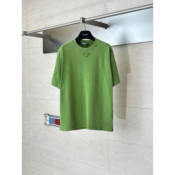 Prad*/ Prada SS26 vintage fruit green triangular logo short-sleeved T-shirt

Below the neckline is embroidered with Prada's classic inverted triangle sticker