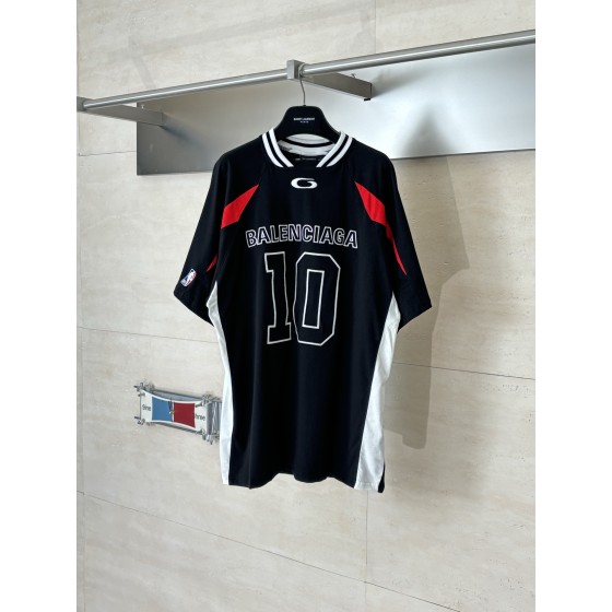 Balenciag*/ Paris SS26 NBA Collaboration Series embroidered Jersey short-sleeved T-shirt

Size: XS/S/M/
