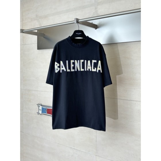Balenciag*/ Paris tape printed distressed short-sleeved T-shirt

The fabric is made of heavy-weight washed cotton, with an aged and brushed finish, providing a soft touch.