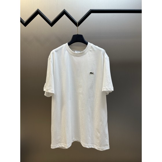 Lacoste crocodile logo short-sleeved shirt

Custom-made combed smooth plain cotton fabric, the iconic little crocodile is vividly depicted in the heart, with a lively logo and a calm color contrast