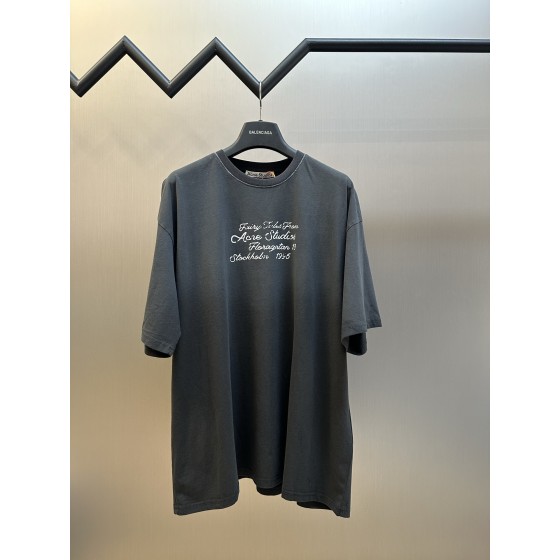 Ac flocked logo short-sleeved shirt

Custom-made velvet soft cotton, with matte oat grey as the main tone, and the Ac flocking logo decorated on the chest, with a handwritten stroke