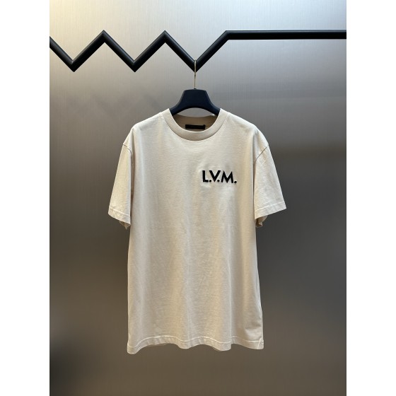 Lv hollowed-out embroidered logo short-sleeved shirt

The understated color of this cotton short-sleeved round-neck shirt is suitable for mixing and matching with the current season's collection. L.V.M. letters