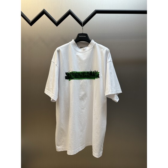 Paris Messy Spray plain weave short sleeves

It is made of plain knitted fabric and decorated with messy spray art on the front