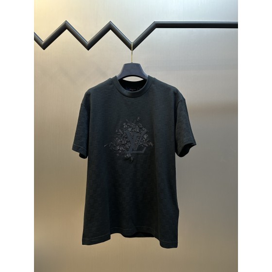 Lv black bouquet dark check round-neck short-sleeved shirt

Pure cotton is made of beaded underlaid cotton, with beaded cotton as the base fabric. This is a kind of needle with a honeycomb-like concave-convex texture