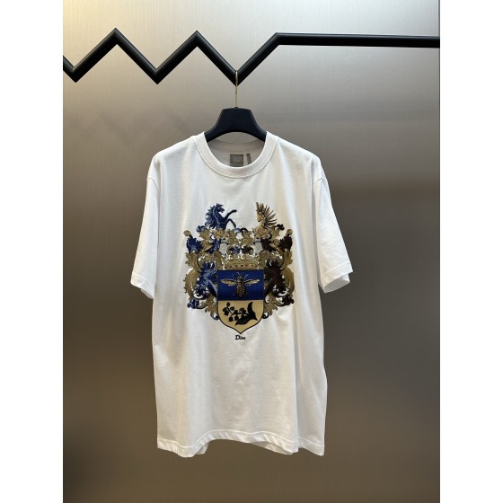 Dr Totem badge round-neck short-sleeved shirt

Cotton plain weave knitted fabric, made of 24-count specially spun tight cotton, with a weight of 185g per square meter, paired with 32-count