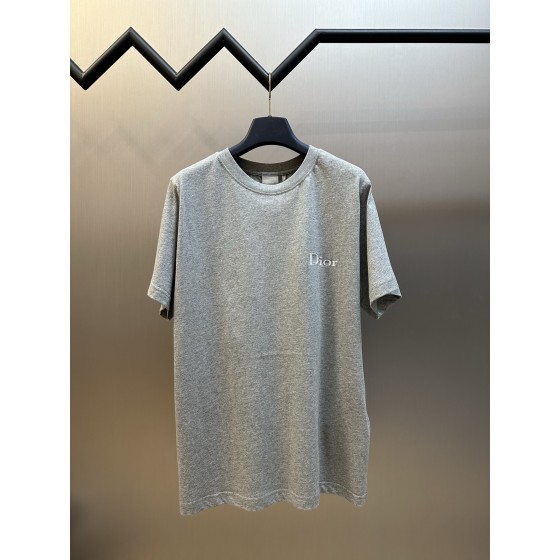 Dr Twill logo round-neck short-sleeved shirt

Cotton plain weave knitted fabric, made of 24-count specially spun tight cotton, with a weight of 185g per square meter, paired with 32-count